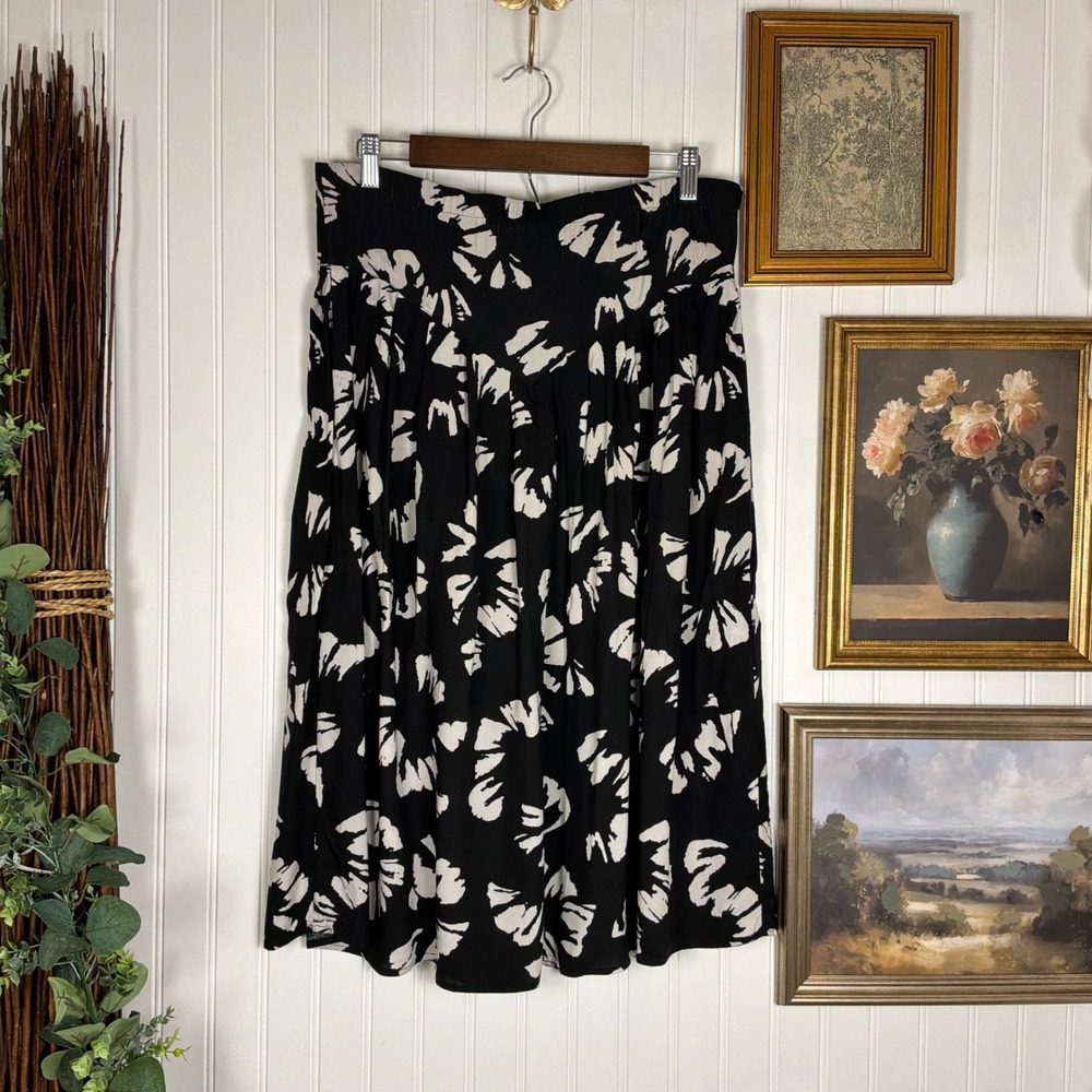California Krush Midi Skirt Womens Small Black Excellent Floral V-Waist Pleated